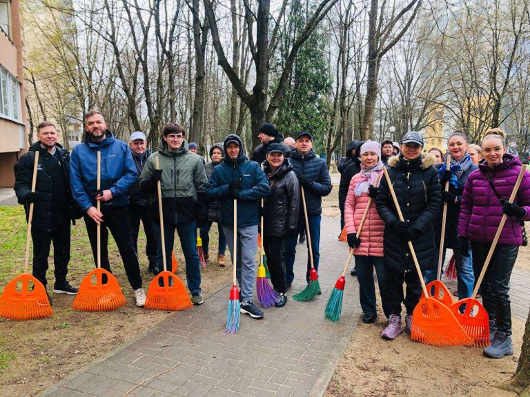 Субботник — это не просто уборка. Это прекрасный способ проявить наше искреннее желание жить в чистом, ухоженном и красивом мире. А ещё — отличный повод пообщаться на свежем воздухе в весенний день!